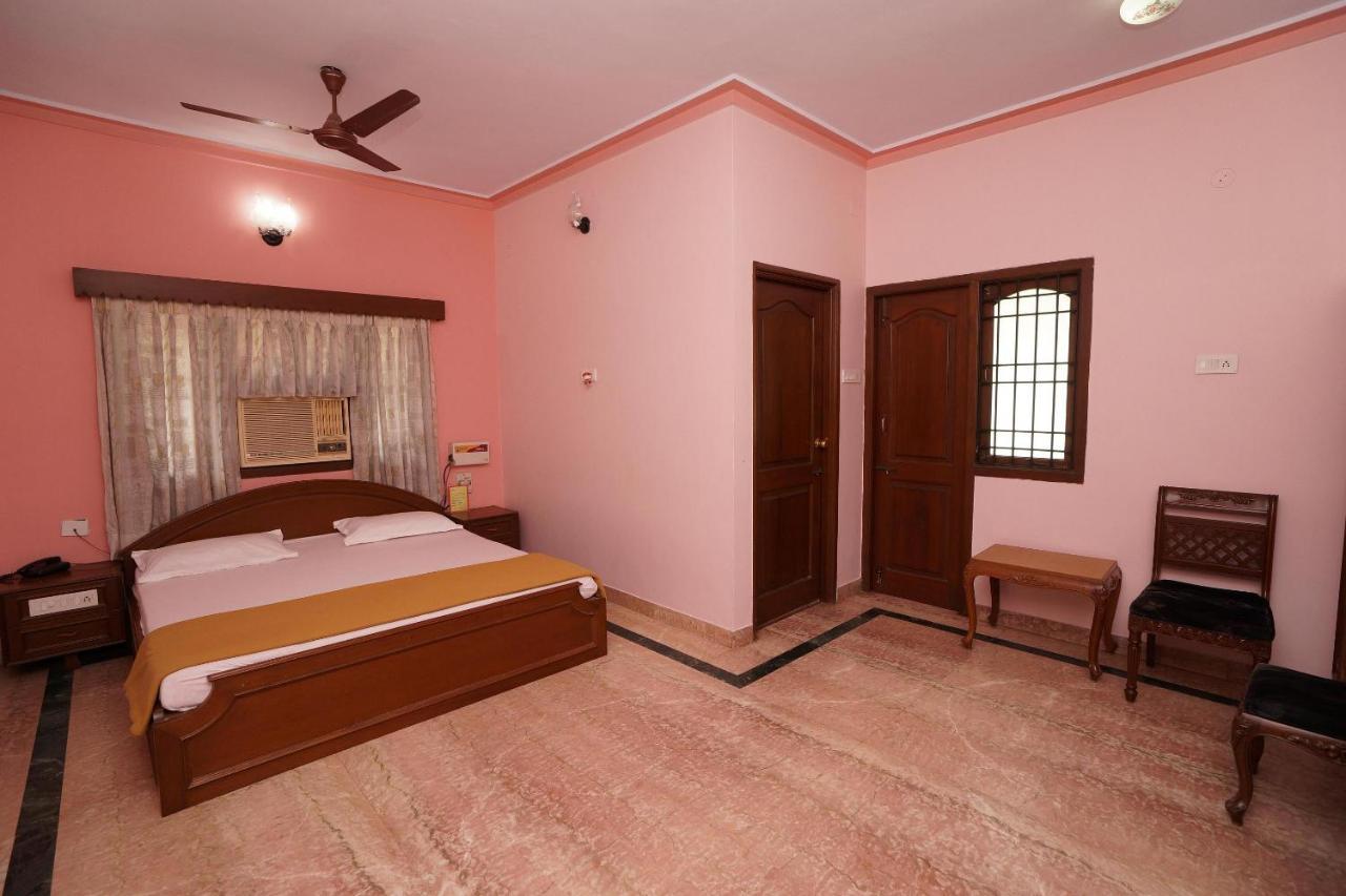 Lloyds Guest House, North Boag Road, T. Nagar Chennai Exterior foto