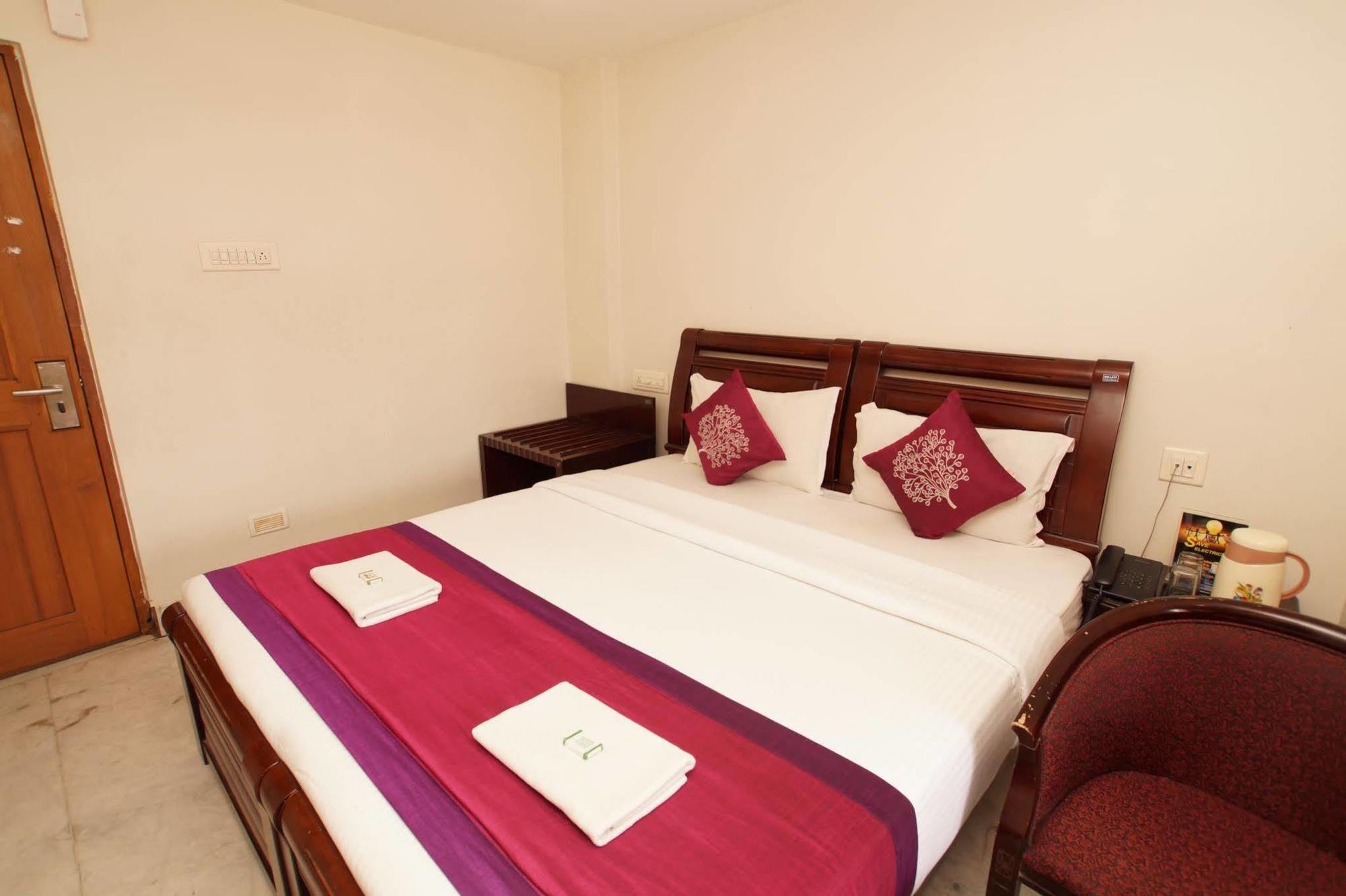 Lloyds Guest House, North Boag Road, T. Nagar Chennai Exterior foto